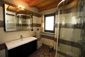 Kúpeľňa v ubytovaní CHALETS MONGIOIE Pra di Roburent + 37 fotografií