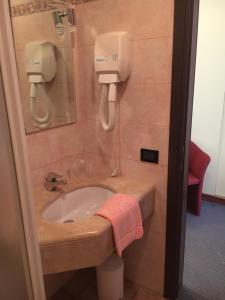 Koupelna v ubytování Albergo Valle d'Oro