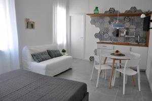 サレルノにあるCapofortuna B&B Salerno Centroのベッド、テーブル、ソファが備わる客室です。