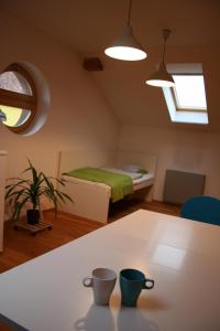 una habitación con una cama y dos tazas en una mesa en Deli's Retreat, en Bobnice