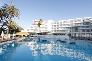 a large swimming pool in front of a hotel at BG Rei del Mediterrani in Playa de Muro