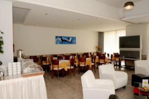 TV a/nebo společenská místnost v ubytování Paritsa Hotel