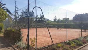 アンティーブにあるAppartement Charmant Vélusineの柵の標識のあるテニスコート