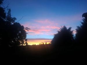 O pôr ou nascer do sol visto do hotel-fazenda rural ou dos arredores