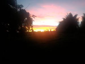 O pôr ou nascer do sol visto do hotel-fazenda rural ou dos arredores