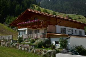 a house with a balcony with flowers on it at Appartement Bichl in Sölden