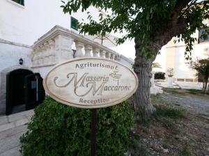 una señal para un museo frente a un edificio en Masseria Maccarone, en Fasano