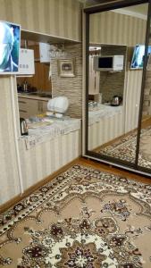 ピャチゴルスクにあるApartment on Gogolya 4の大きな鏡とキッチンが備わる客室です。
