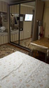 ピャチゴルスクにあるApartment on Gogolya 4のベッドルーム(鏡、テーブル、ベッド付)