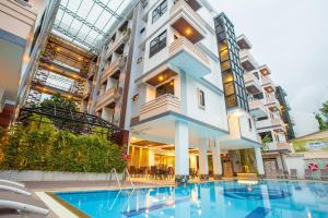 un edificio con piscina frente a un edificio en New Siam Palace Ville Hotel - SHA Extra Plus Certified, en Bangkok