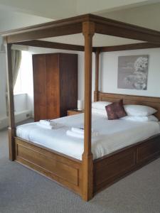 En eller flere senge i et værelse på The Bridge Hotel