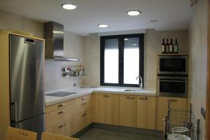 エル・ブルゴ・デ・オスマにあるCasa Marques de Vadilloのキッチン(ステンレス製の冷蔵庫付)、窓が備わります。