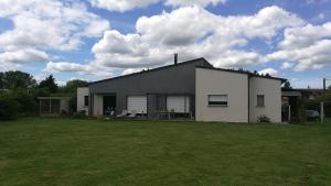 ein großes weißes Haus mit einem großen Garten in der Unterkunft B&B Marianne-Jacky Lemans in Montbizot