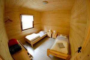 מיטה או מיטות בחדר ב-Alkado Domki Jurata
