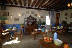 une cuisine et une salle à manger avec des tables et des chaises dans l'établissement Logis Cote Loire - Auberge Ligerienne, à Blois