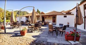 A restaurant or other place to eat at La Casona del Patio