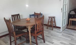 ウェックスフォードにあるFaythe Holiday Home Wexford Townの木製テーブル(椅子付)と果物1杯