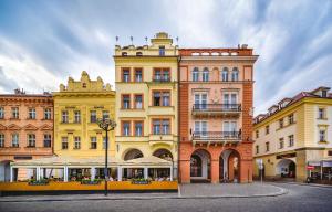 un gruppo di edifici alti in una strada di Rooftop Triplex Apartment in Centre a Hradec Králové