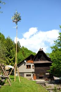 een huis met een boom ervoor bij Chata Mir in Dolní Bečva