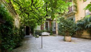 a courtyard with a bench in the middle of a building at Italianway-Caretto in Milan