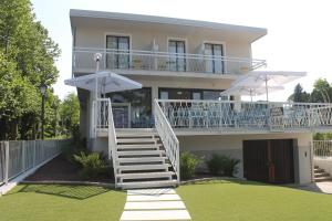 Casa con una escalera que conduce a un balcón en Lake Garda Beach Hostel, en Padenghe sul Garda