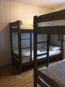 2 literas en una habitación con 1 cama en Skarsnuten Panorama 14 en Hemsedal