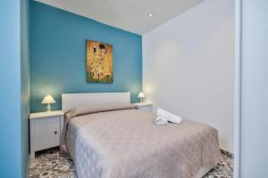 Gulta vai gultas numurā naktsmītnē Valletta Luxe 3-Bedroom Duplex Penthouse with Sea View Terrace and Jacuzzi