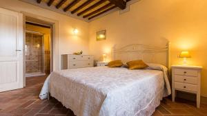 sypialnia z dużym łóżkiem i 2 szafkami nocnymi w obiekcie Borgo Pie' di Gamboi w mieście Chianni