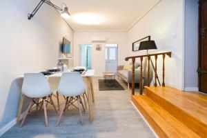 une cuisine et un salon avec une table et des chaises dans l'établissement Total Valencia Vintage, à Valence