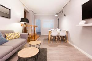 un salon avec un canapé et une table dans l'établissement Total Valencia Vintage, à Valence