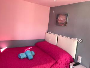 ミコノス・シティにあるFraskoula's Townのベッドルーム1室(赤いベッド1台、青いオブジェクト付)