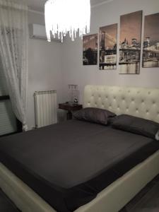 モンテジルヴァーノにあるResidenza Girasoleのベッドルーム1室(大型ベッド1台、シャンデリア付)
