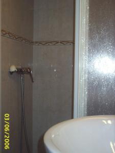 y baño con ducha, bañera y lavamanos. en Apartamentos Gabarre, en Broto