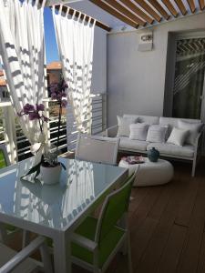 Χώρος καθιστικού στο A gem apartment with terrace