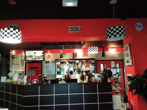 Ein Restaurant oder anderes Speiselokal in der Unterkunft Enzo Hotels Cannes-Écluse by Kyriad Direct 