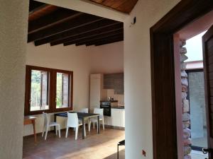 Una cocina o cocineta en Eucalipti 1