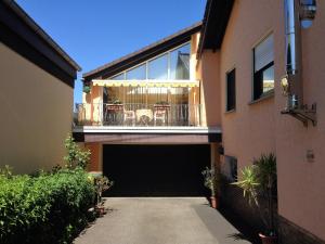 a garage entrance to a house with a balcony at Ferienwohnung Baldus-Westerwald in Mogendorf