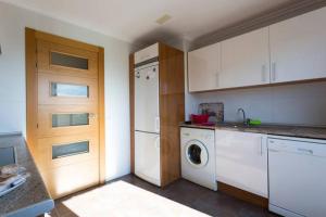 O bucătărie sau chicinetă la Apartamento Italia piscina aire acondicionado terraza y vistas montaña ideal para mascotas