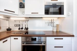 Kuchyňa alebo kuchynka v ubytovaní Jinetes Penthouse in Malaga by Solaga Holiday Homes
