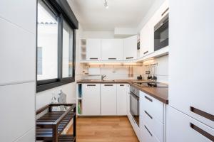 Kuchyňa alebo kuchynka v ubytovaní Jinetes Penthouse in Malaga by Solaga Holiday Homes