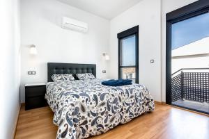Posteľ alebo postele v izbe v ubytovaní Jinetes Penthouse in Malaga by Solaga Holiday Homes