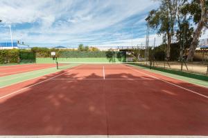 Pista de tennis o esquaix a Globales Pueblo Andaluz o a prop