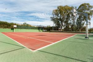 Tenis a/nebo squash v ubytování Globales Pueblo Andaluz nebo okolí
