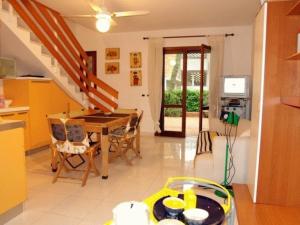 ein Wohnzimmer mit einem Tisch und eine Küche mit einem Esszimmer in der Unterkunft Lignano Pineta very nice in Lignano Sabbiadoro