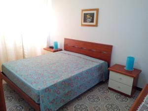 - une chambre dotée d'un lit avec des bougies bleues dans l'établissement Appartamento Gianluca, à SantʼAntìoco