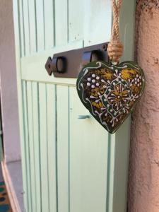 un objeto con forma de corazón colgando de una puerta en Dolce Lago B&B, en San Felice del Benaco