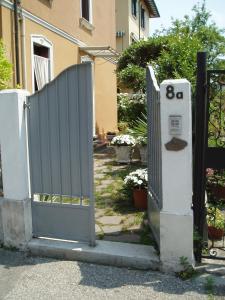 Una puerta a una casa con el número. en Perla B&b, en Lido de Venecia