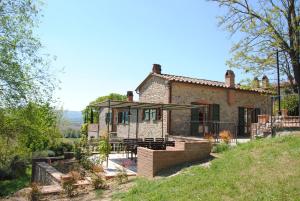 Cette grande maison en pierre dispose d'une terrasse. dans l'établissement Agriturismo I Gergoni, à Monteleone dʼOrvieto