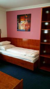 ein Schlafzimmer mit 2 Betten und einem Wandgemälde in der Unterkunft Atlanta Budget in Darmstadt