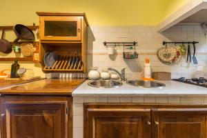 A kitchen or kitchenette at Toscana da Sogno a Villa Allegria